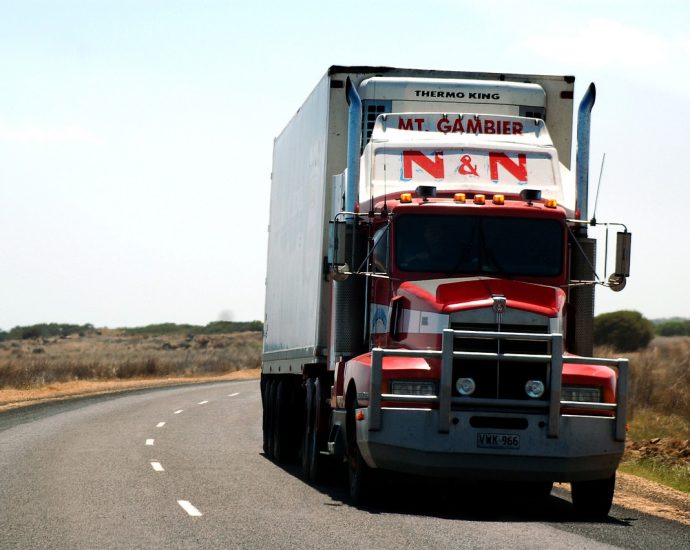 Jak wybrać najlepszy sposób na transport towarów ciężarówką?